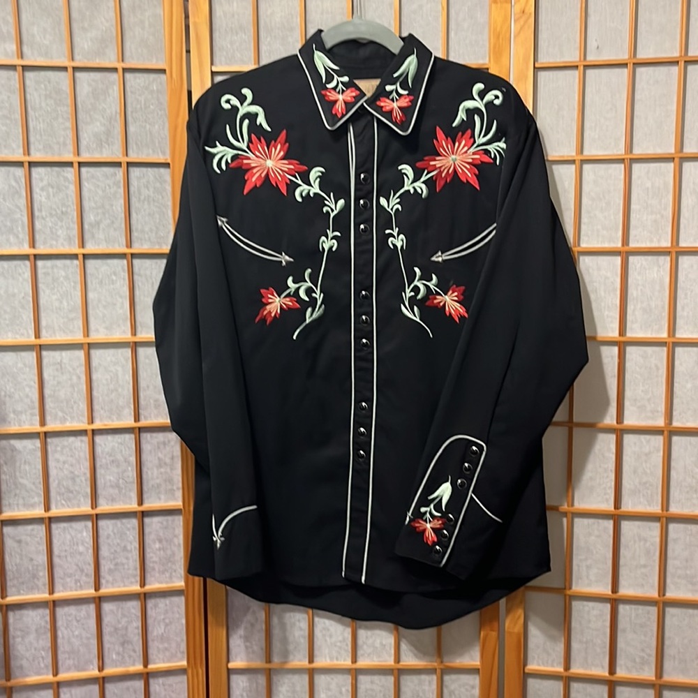 SCULLY, this snap down collage shirt is in perfect condition with flower detail
